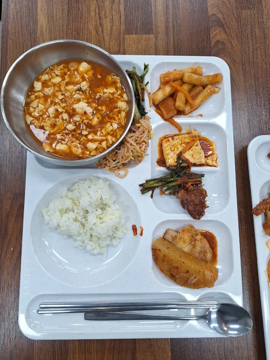 점심시간이 지나도 손님이 많은 한식뷔페 내부