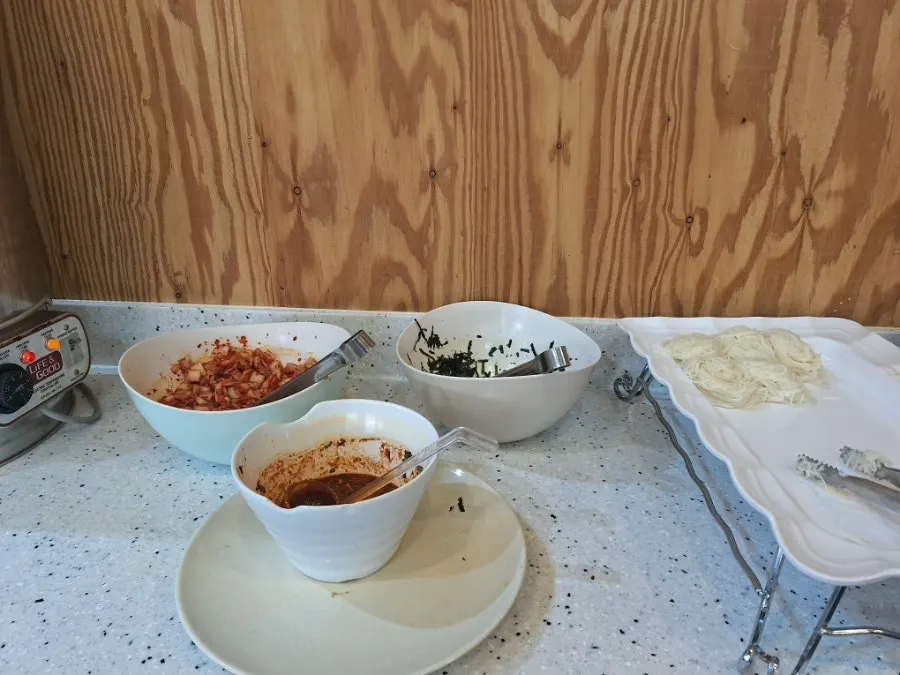 나물과 김치가 담긴 반찬 진열대