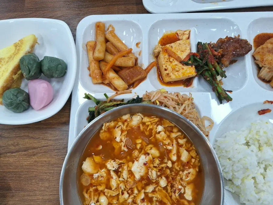 넓은 매장에서 식사하는 손님들