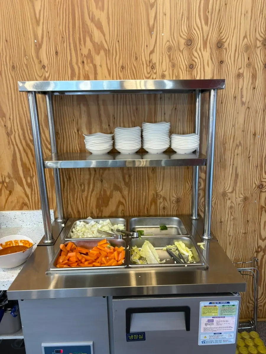 여러 반찬을 조금씩 담은 접시