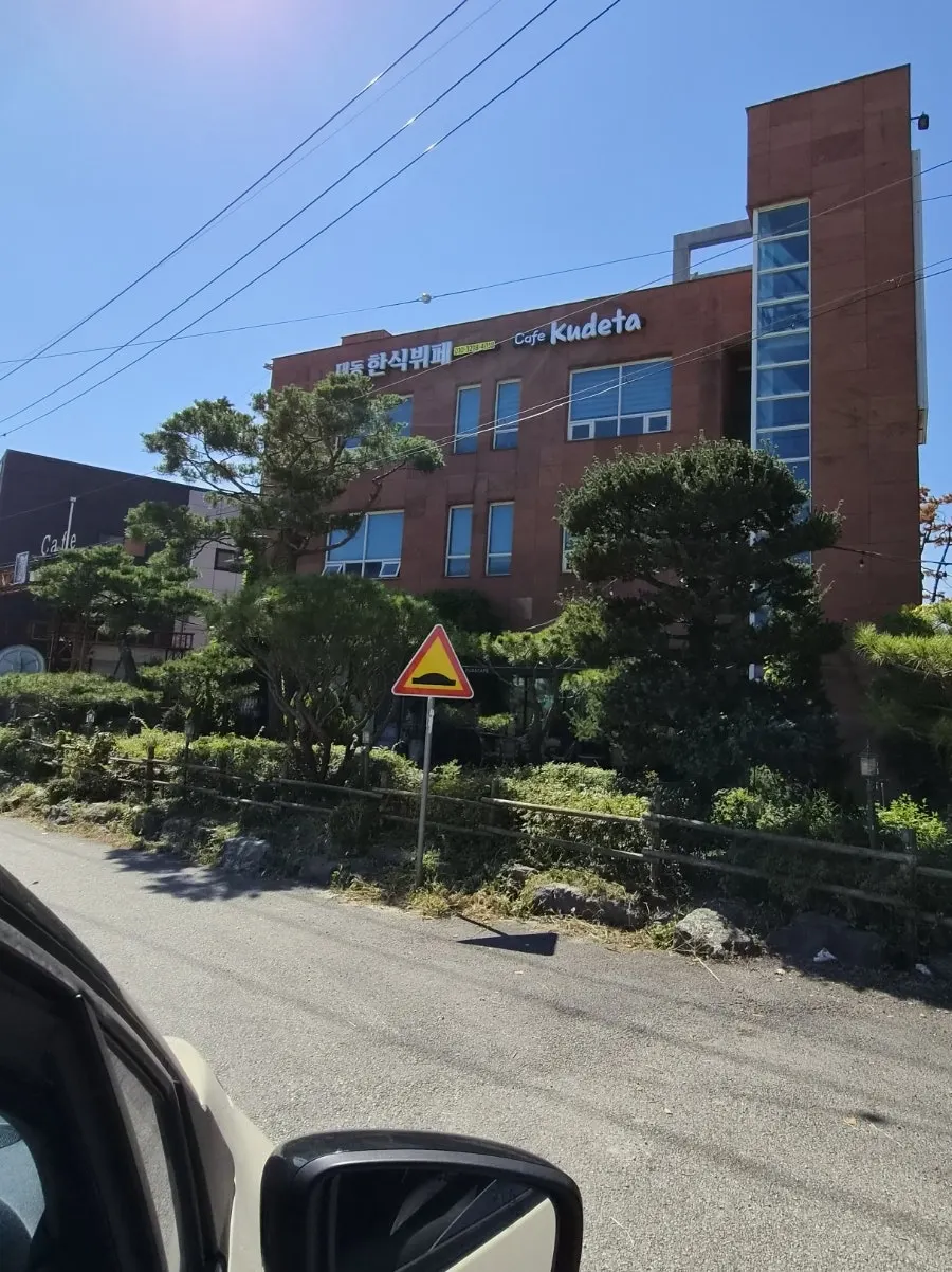 대동한식부페 간판이 걸린 빨간 벽돌 건물 외관