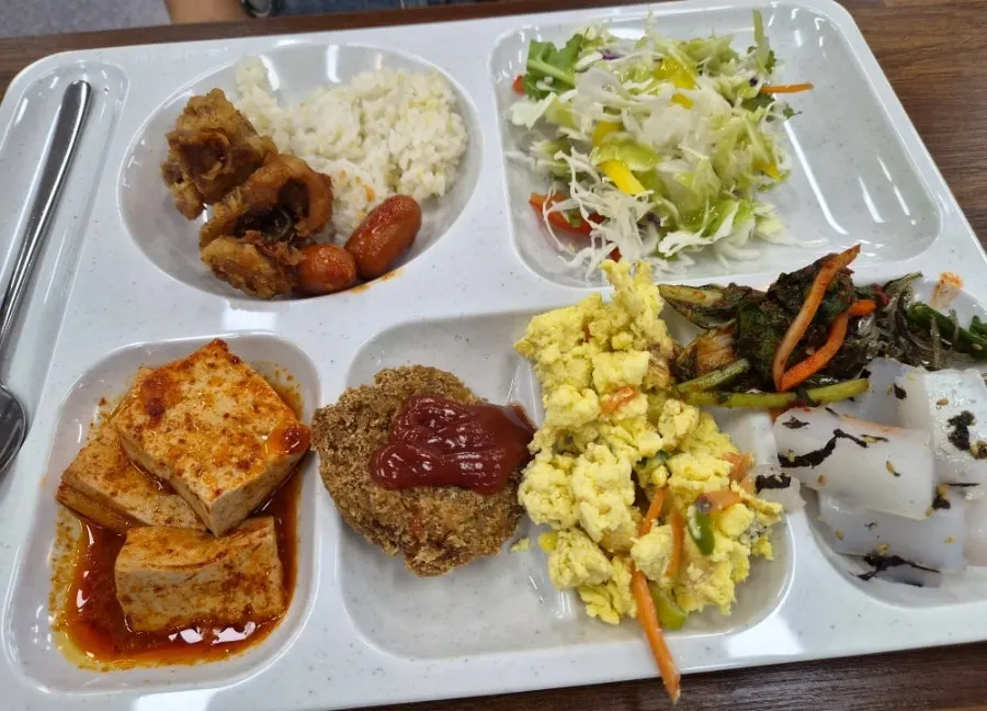 접시에 골고루 담은 한식 반찬 한 상