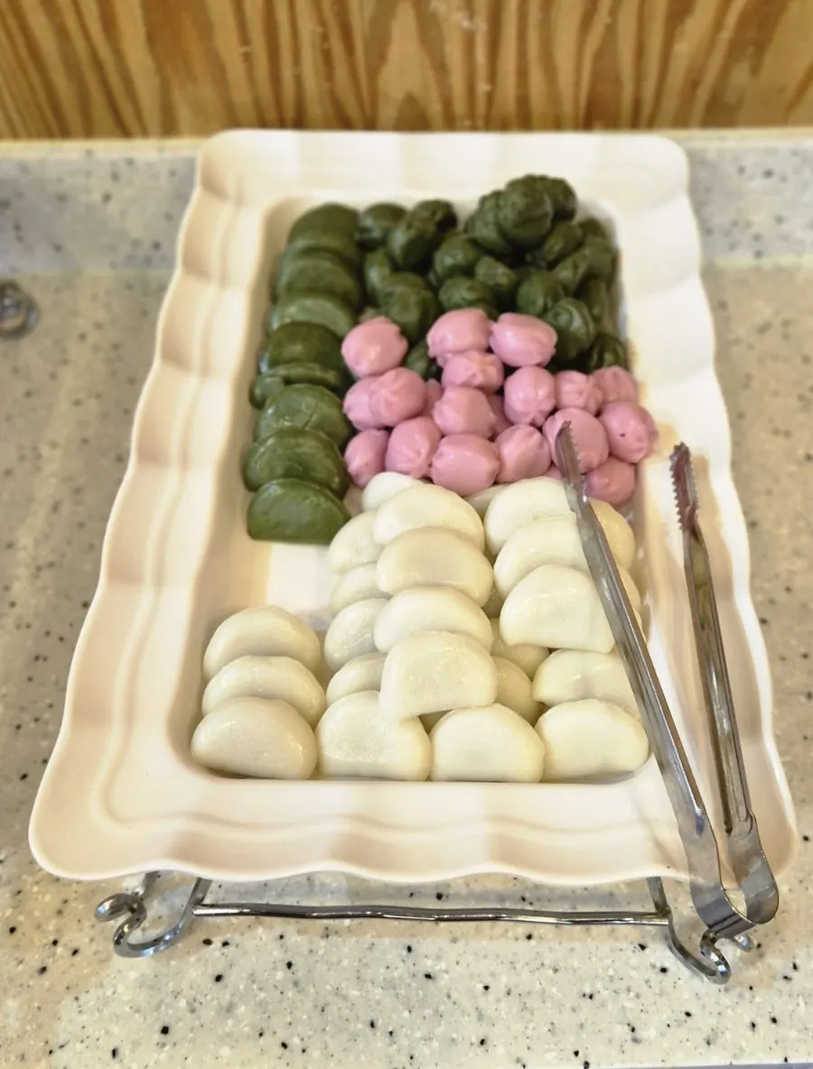 꿀떡과 바람떡이 담긴 디저트 코너