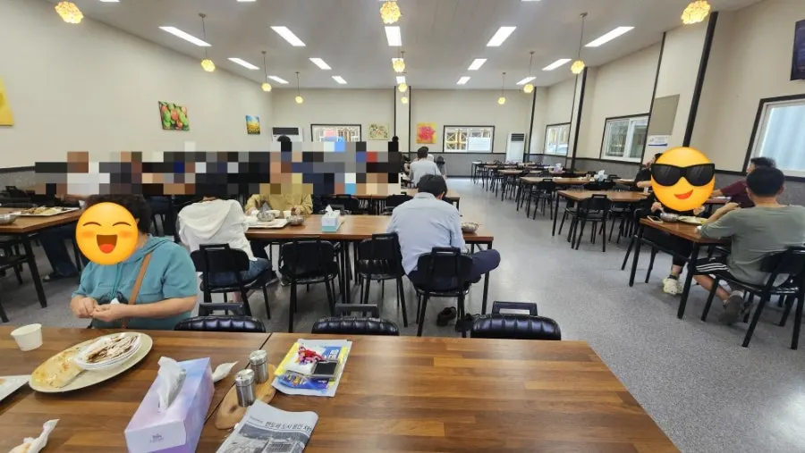 넓고 깔끔한 한식뷔페 식사 공간