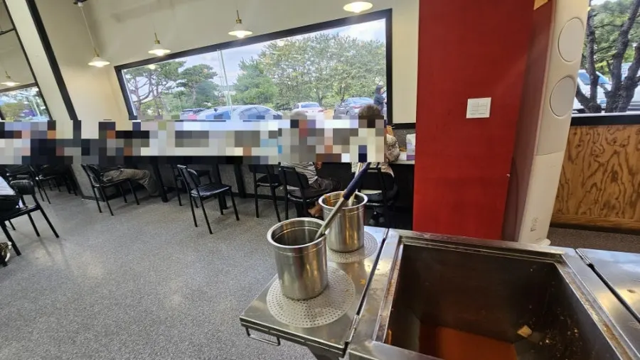 창가에 길게 이어진 1인석 좌석