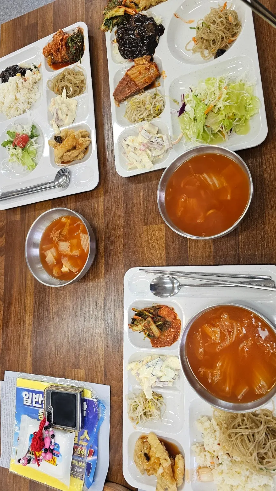 식판에 담아온 반찬과 밥 한 상