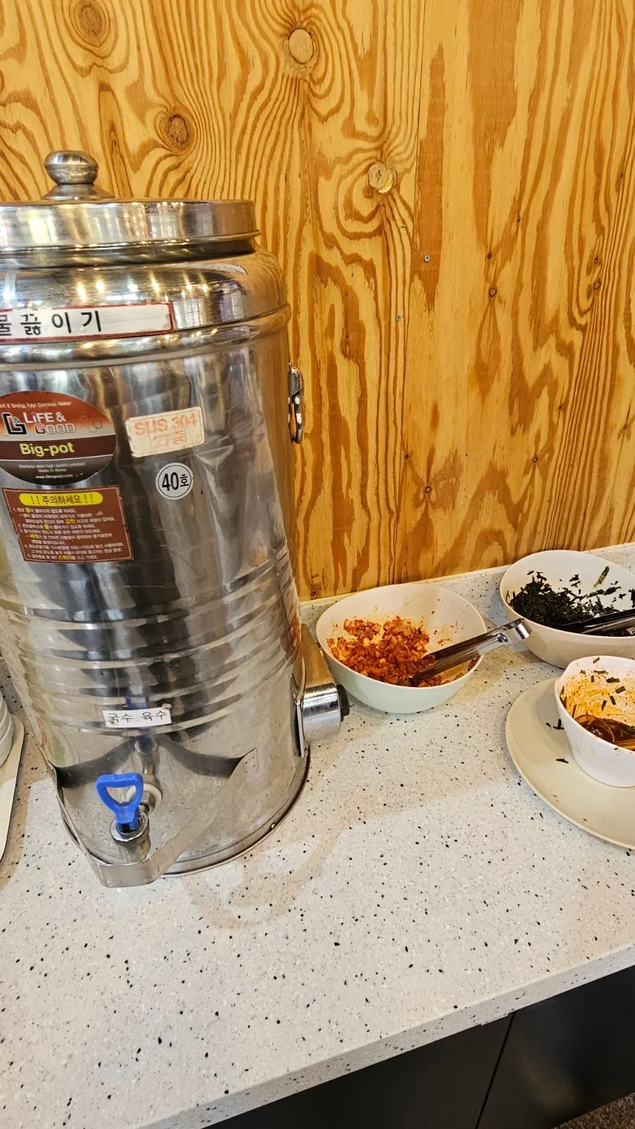 부대찌개와 밥을 함께 담은 식사