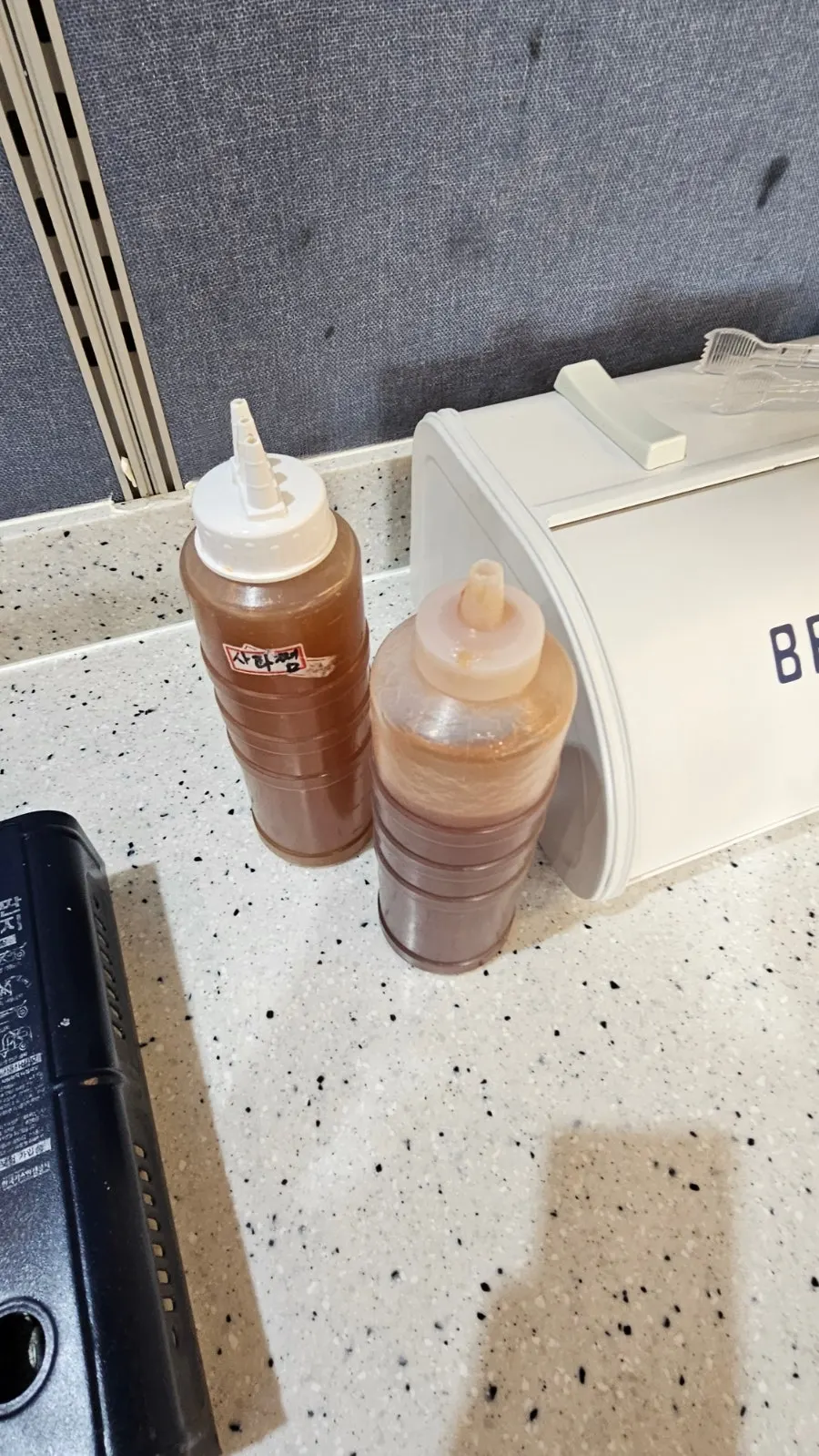 가스버너와 양푼이 놓인 라면 코너