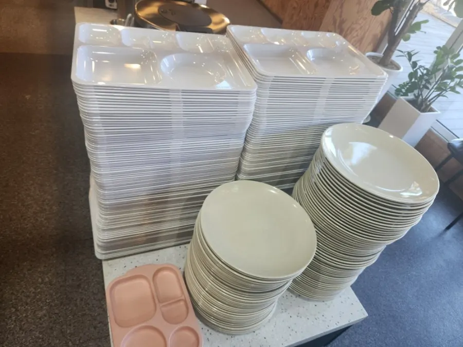 Corner with kids' trays and square and round trays
