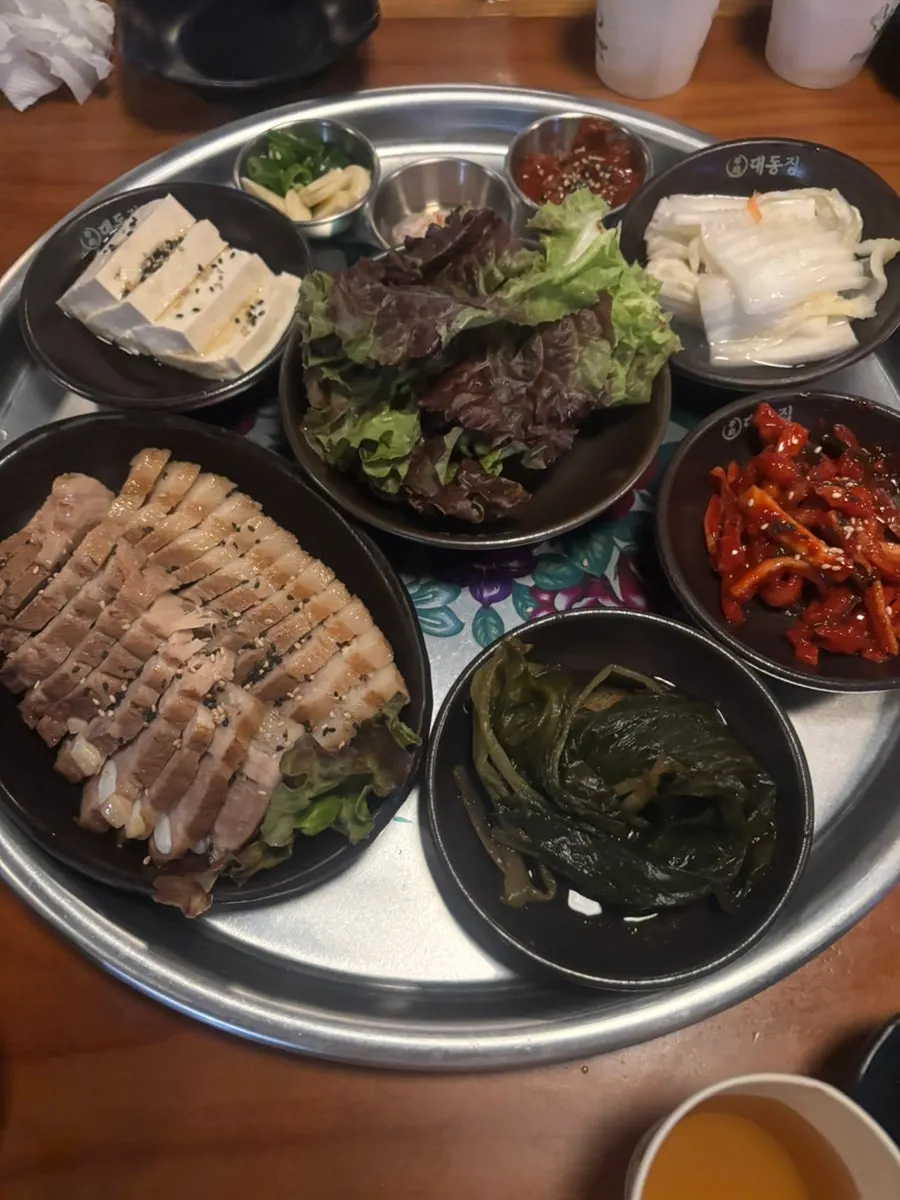 주문한 보쌈이 차려진 대동집 테이블
