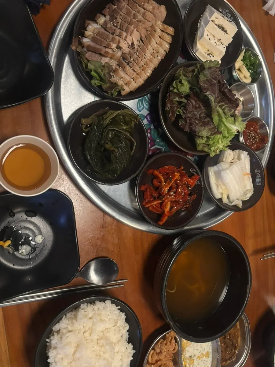 김치와 채소가 곁들여진 보쌈 접시