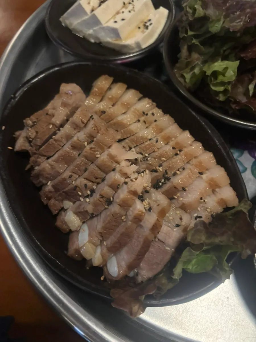 넉넉하게 깔린 보쌈 수육 클로즈업