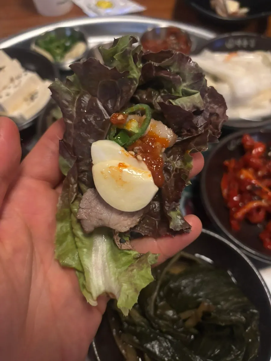 부드럽게 삶아진 보쌈 고기 한 점
