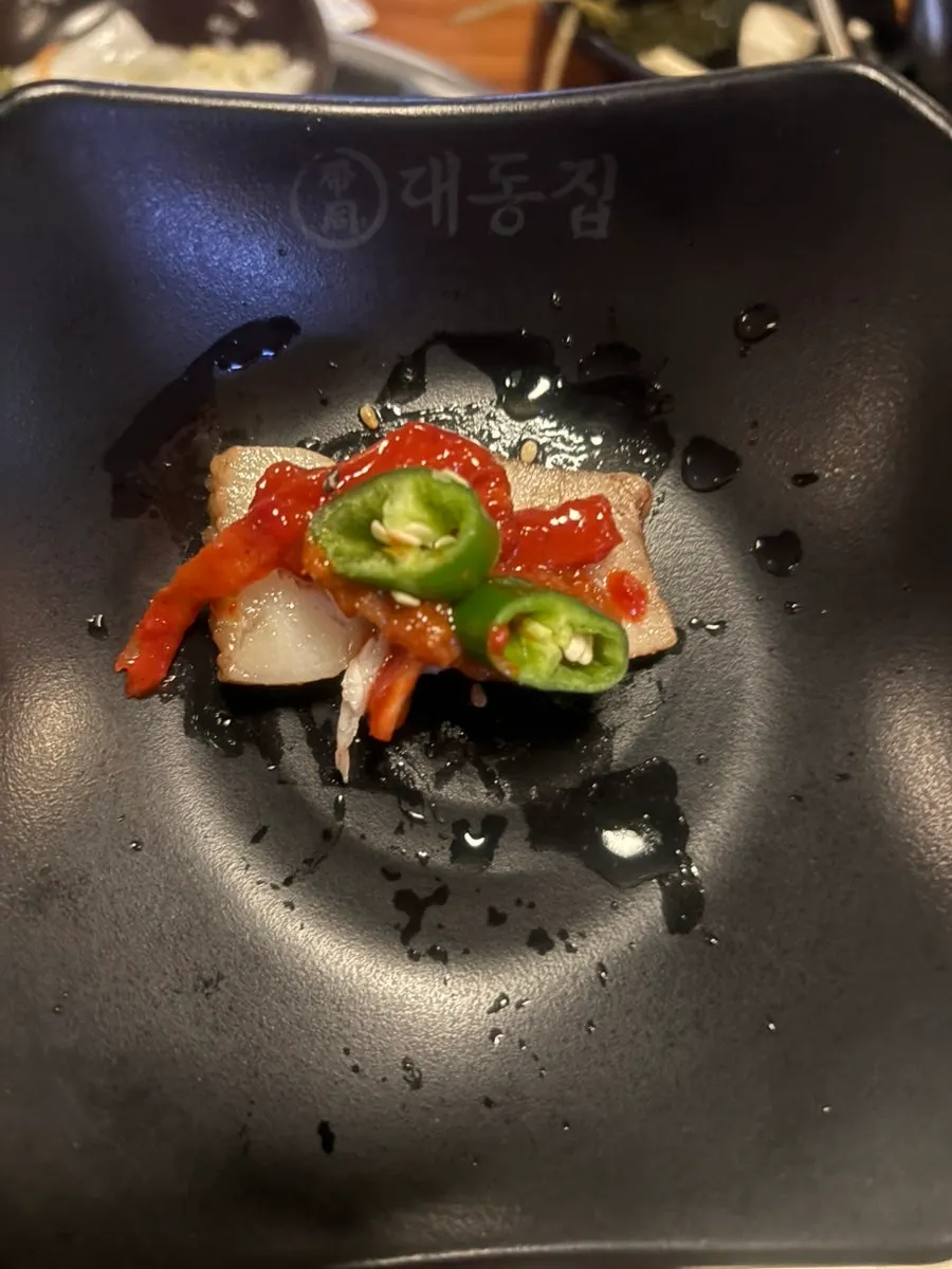 김치에 고기를 올린 보쌈 한 쌈