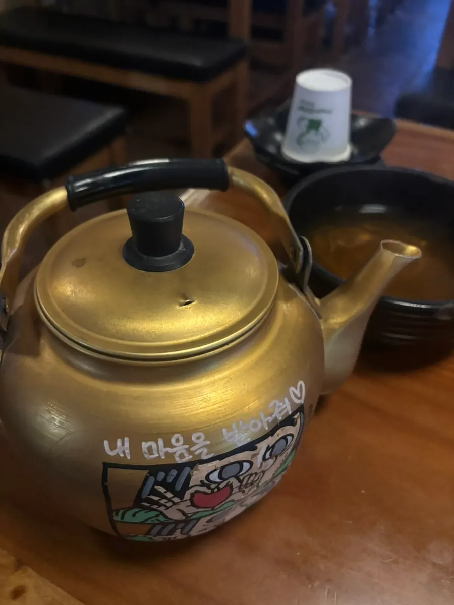 비워진 보쌈 접시와 술자리 테이블