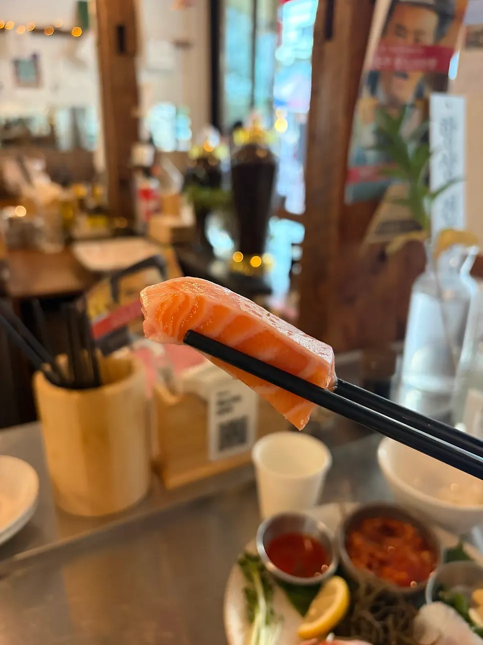 부드러운 대강 숙성 연어 회 한 점