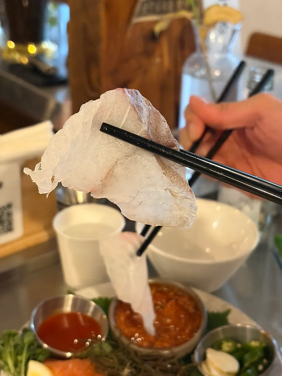 두툼하게 썰린 대강 숙성회 단면