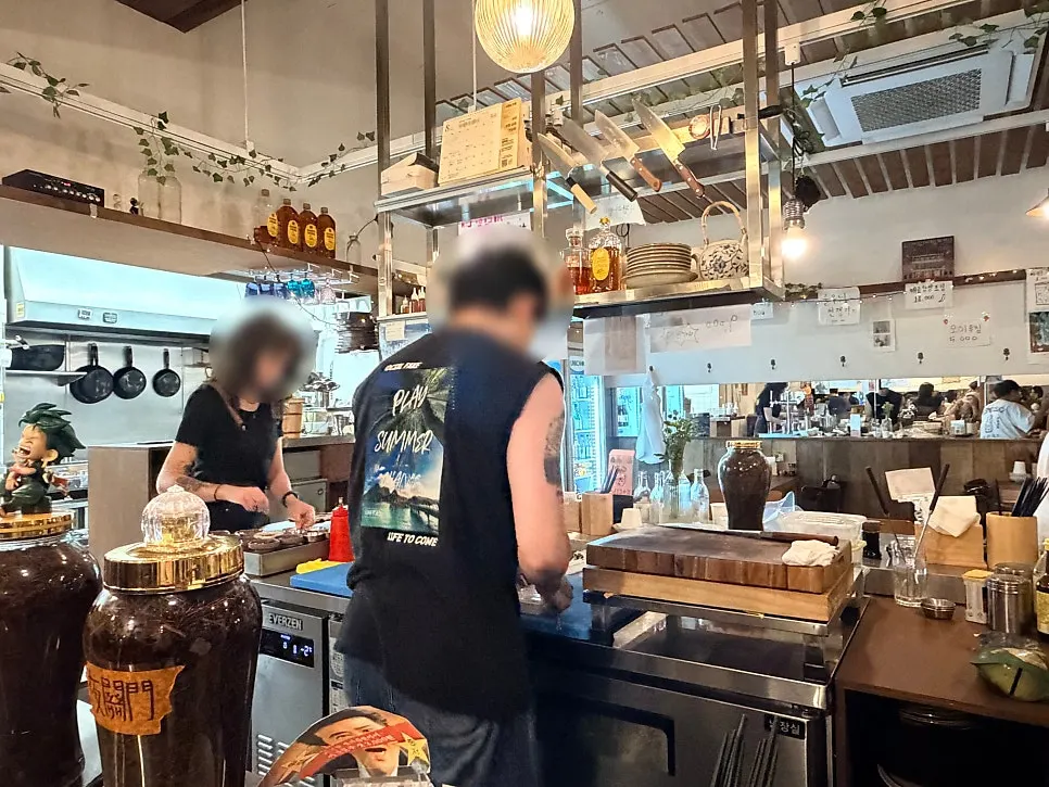 テガン中央のバー形式の調理スペース