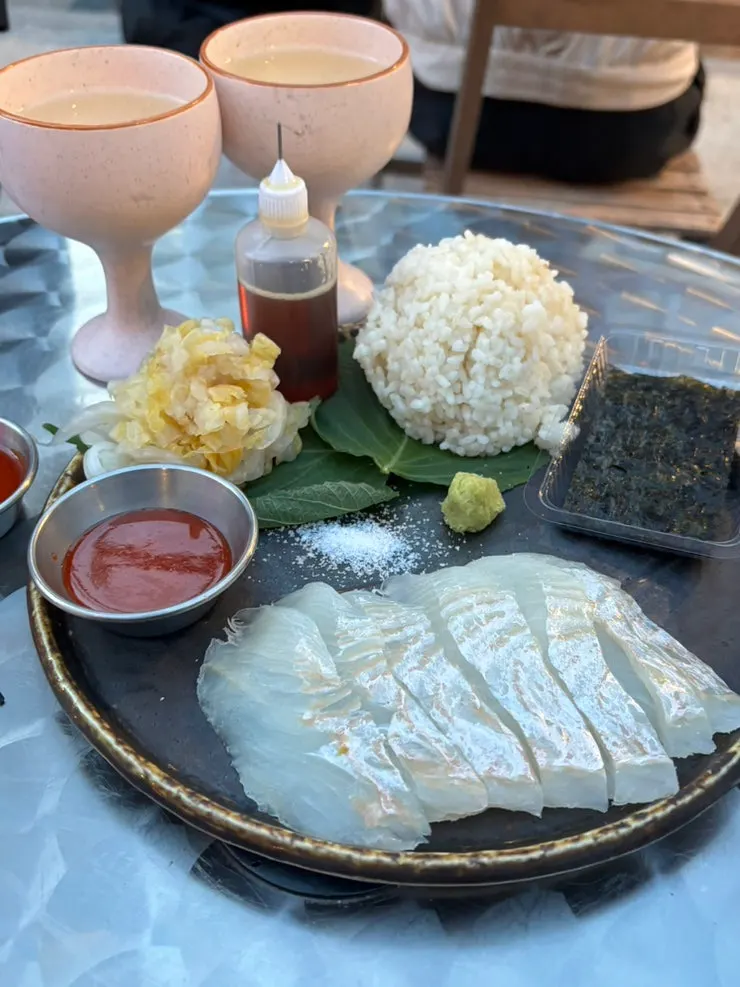 대강에서 주문한 안주 한 상 차림