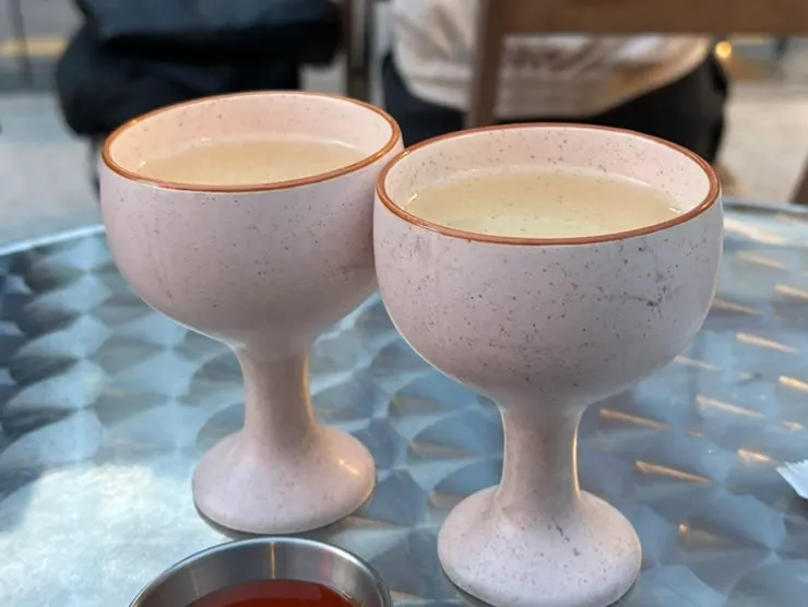 야장 테이블에 놓인 술과 안주