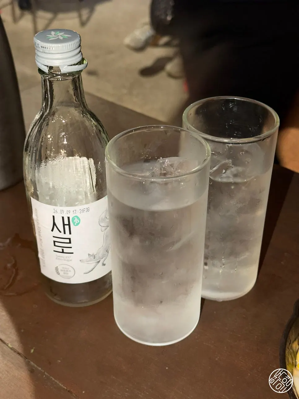 Soju jjabaegi with lemon slices in an iced glass