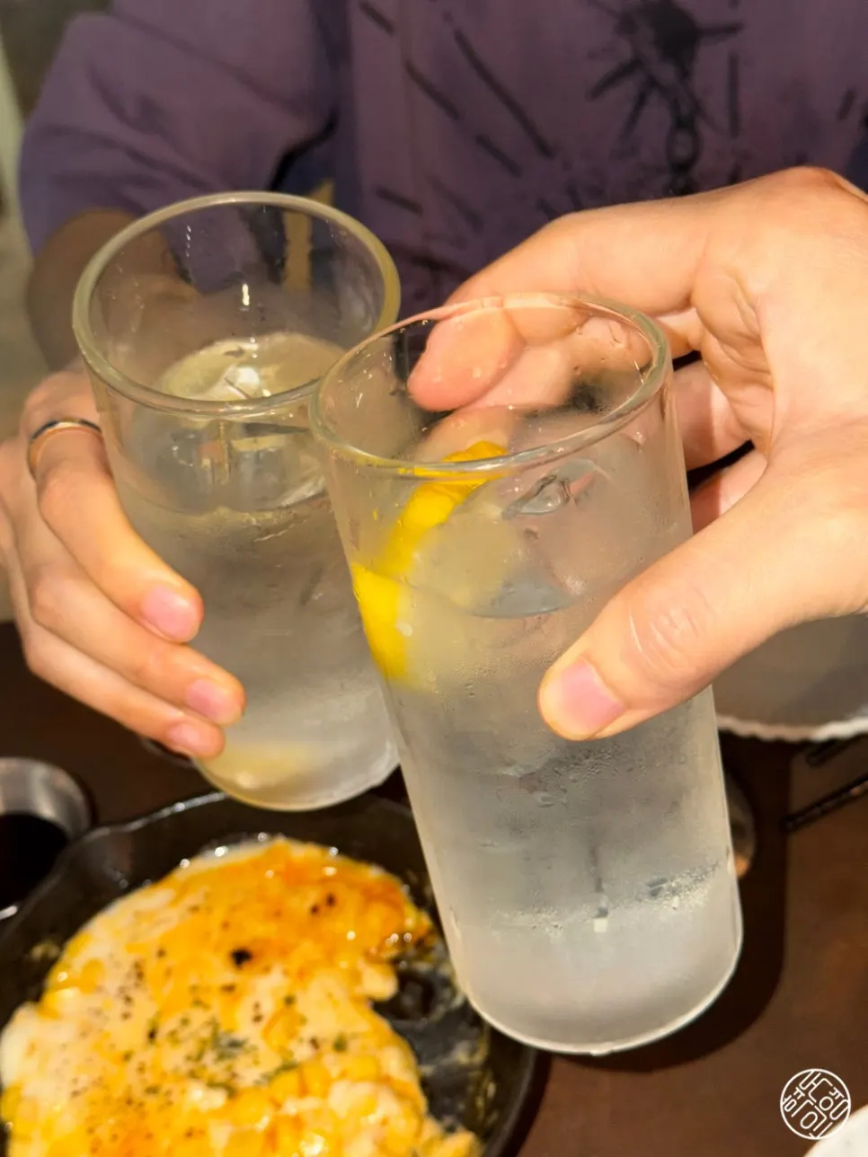 A glass of soju made by pressing in lemon