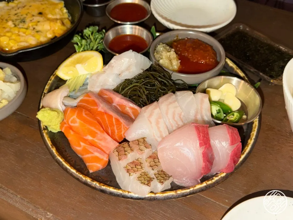 A plate of thick-cut assorted aged sashimi at Daegang