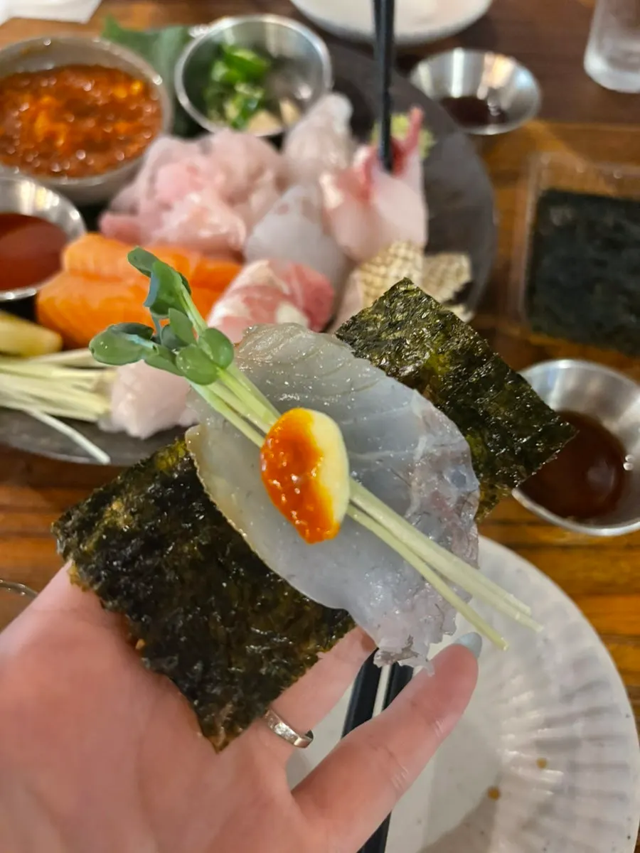 Wrapping aged sashimi in seaweed to eat