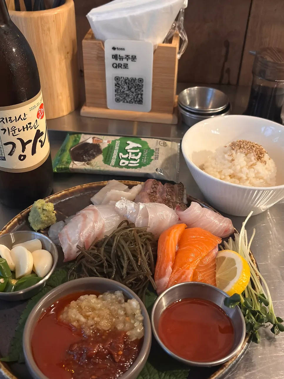 대강 곳곳에 놓인 야관문 담금주 병