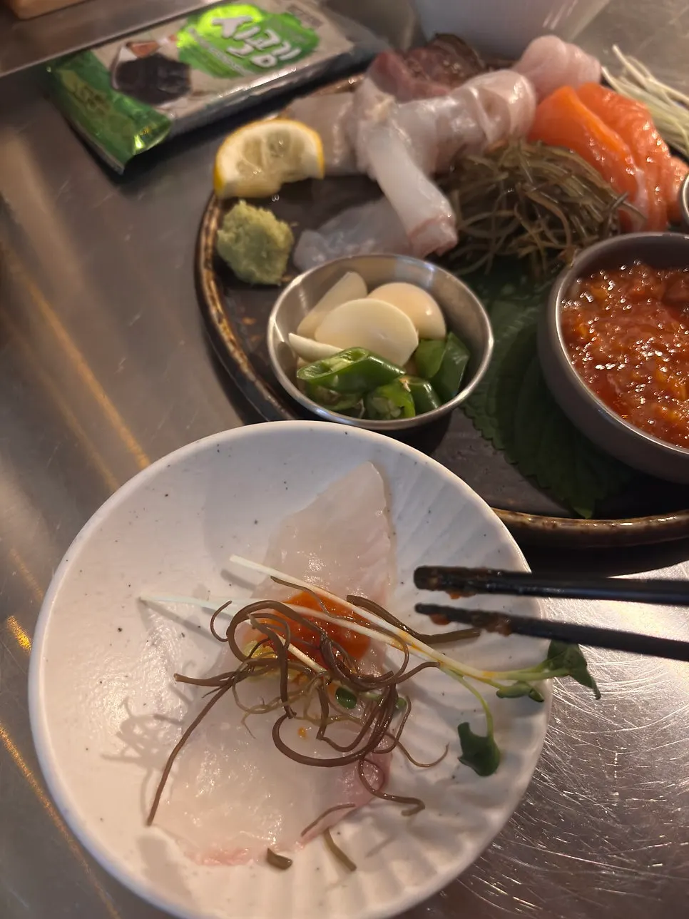 두툼하게 썰린 숙성회 한 점