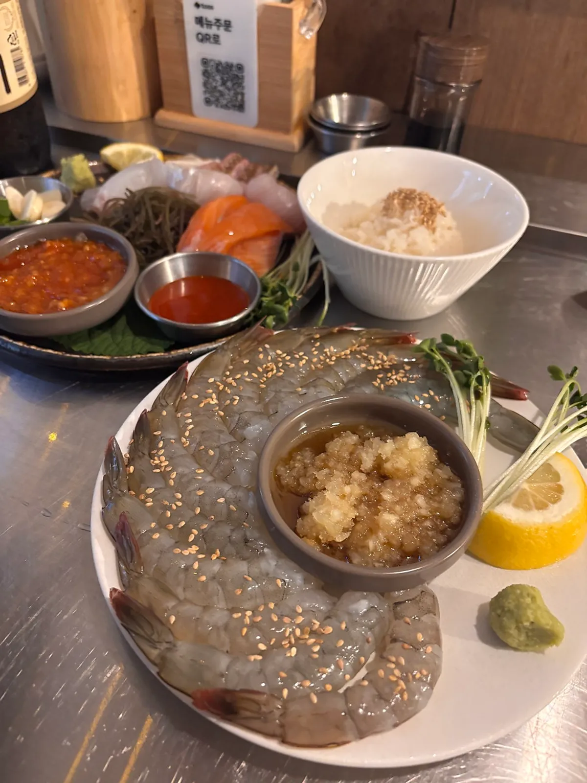 새싹과 해초를 올려 싸 먹는 숙성회쌈