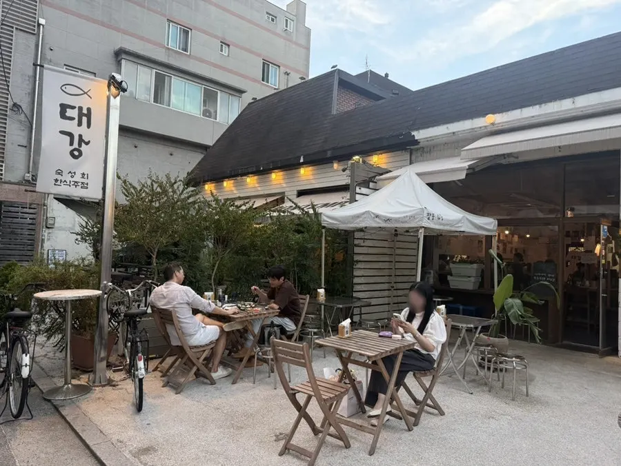 Daegang's exterior in the Songni-dan-gil alley