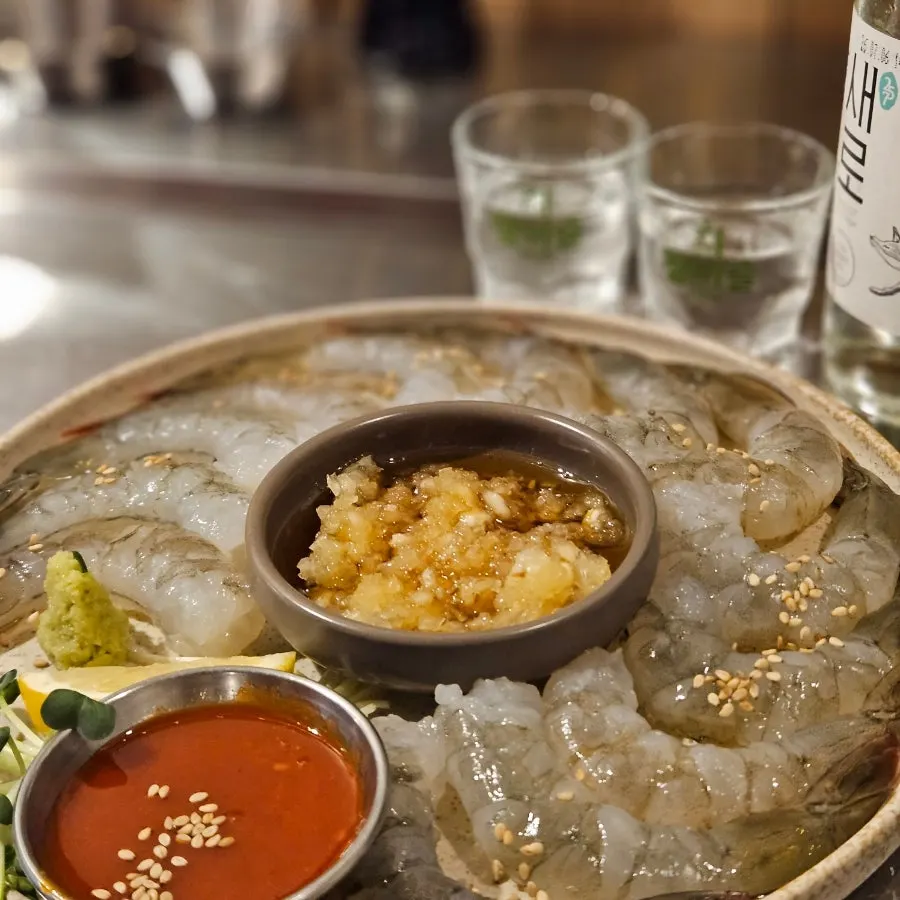 껍질을 깐 제철 생새우회 한 접시
