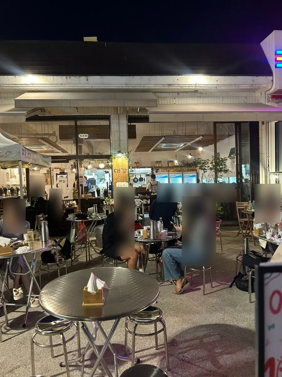Daegang's patio table and signage