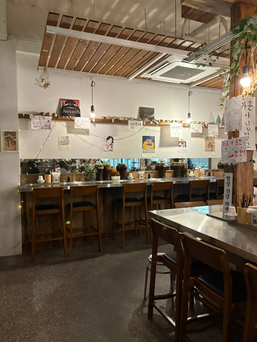Daegang's indoor bar counter seating