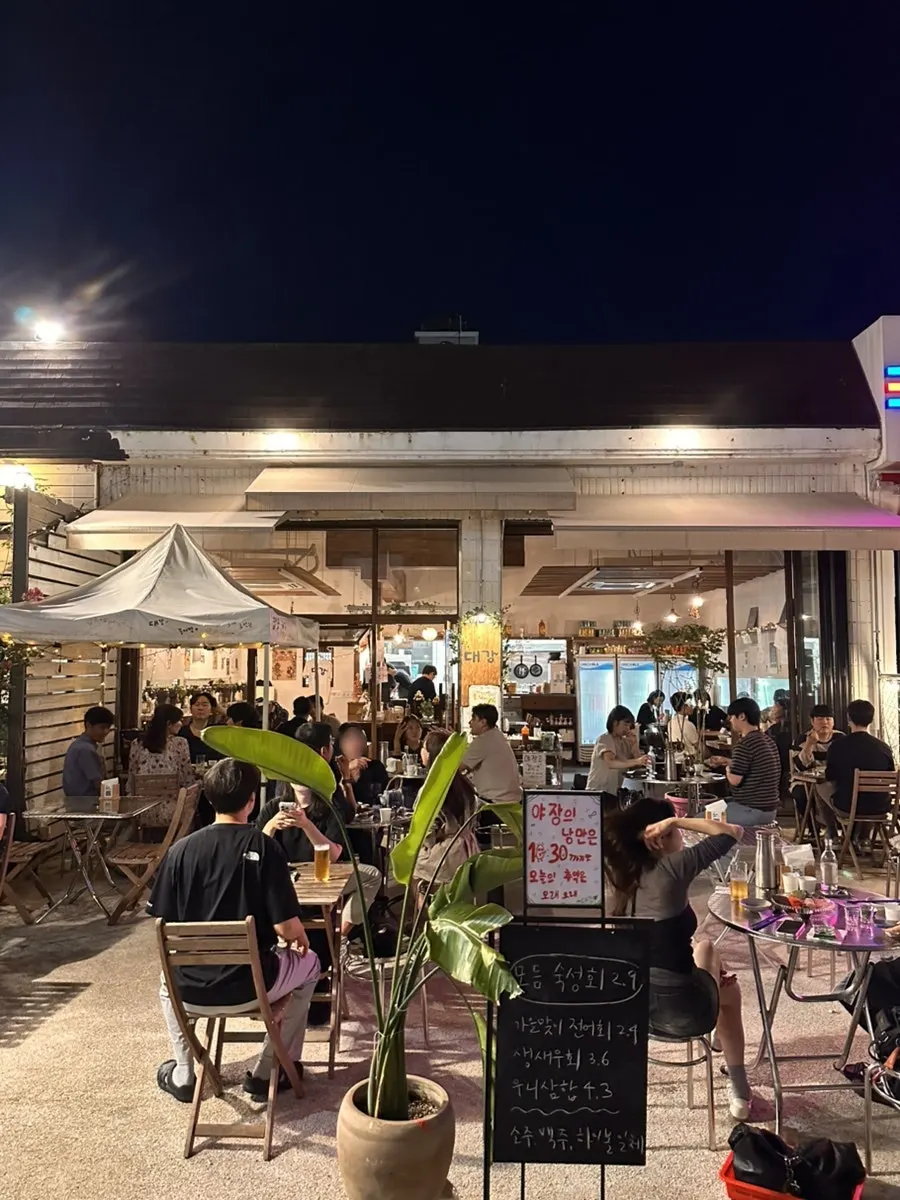 Daegang's location near Seokchon Lake and the surrounding alley
