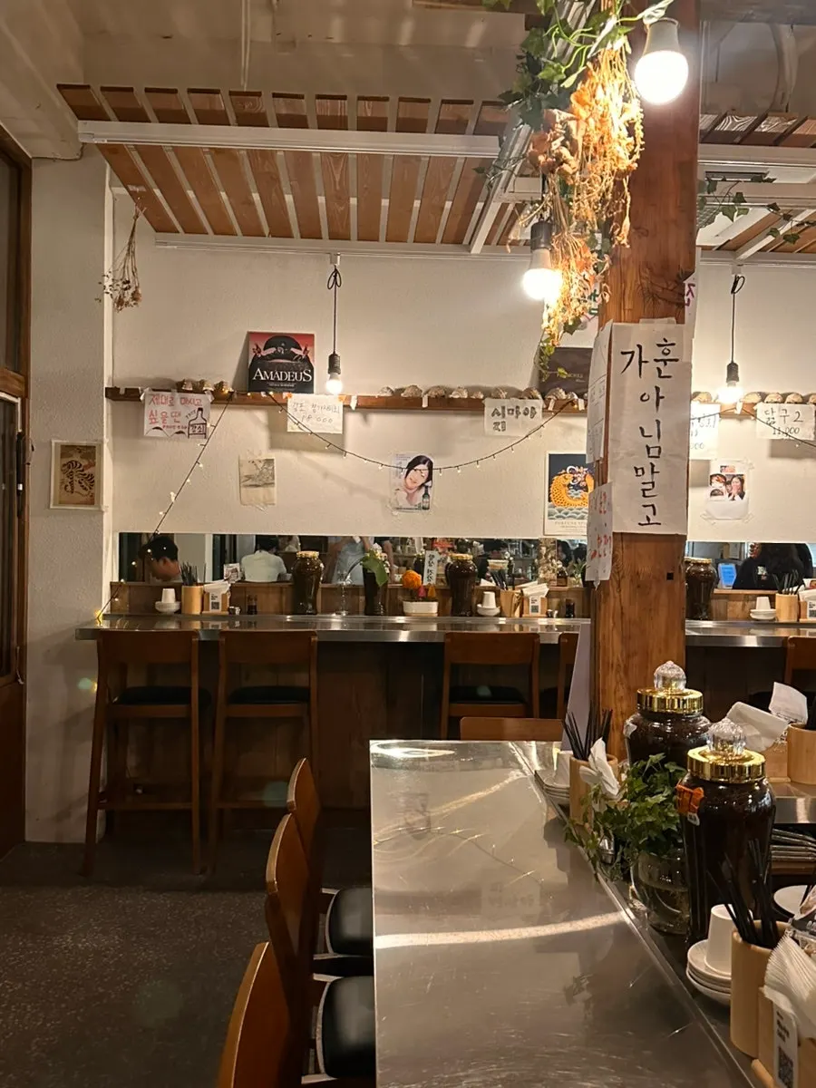 Daegang's interior, mostly Dutch tables