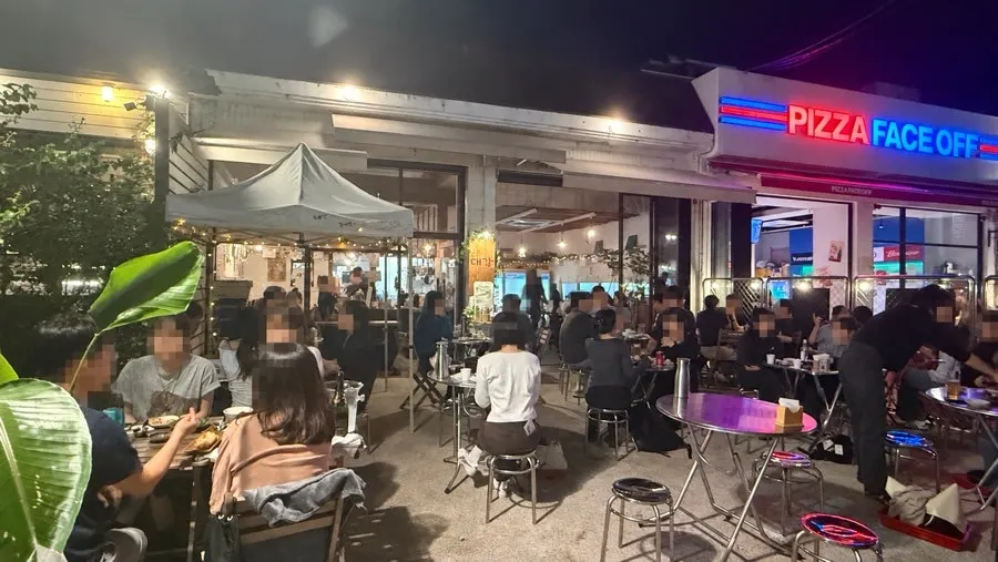 대강 야외 테이블과 의자가 늘어선 골목