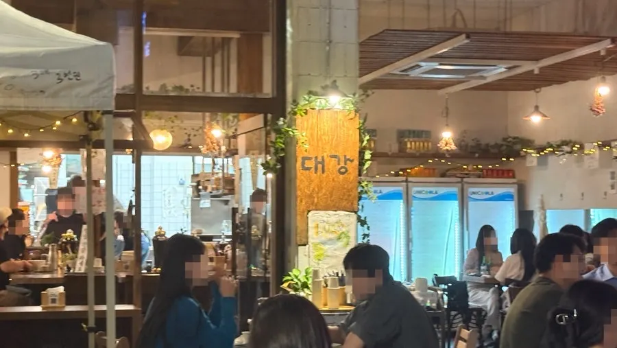 파라솔이 놓인 대강 야장 좌석