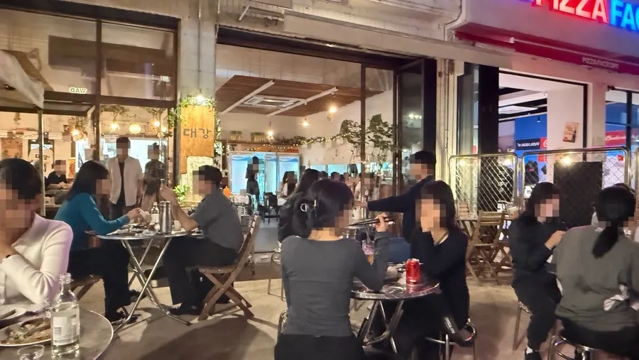 저녁 시간 대강 야장 테이블 풍경