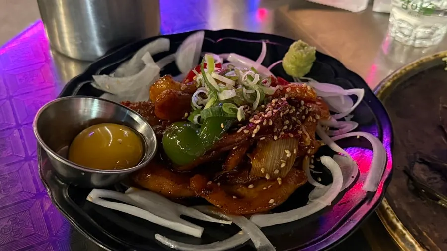 야장 테이블에 차려진 회와 안주