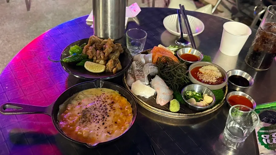 치즈가 두껍게 올라간 철판 콘치즈