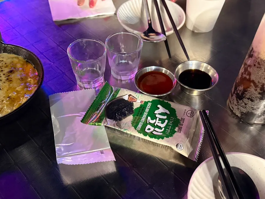 초장 간장 소스통이 있는 셀프바 코너