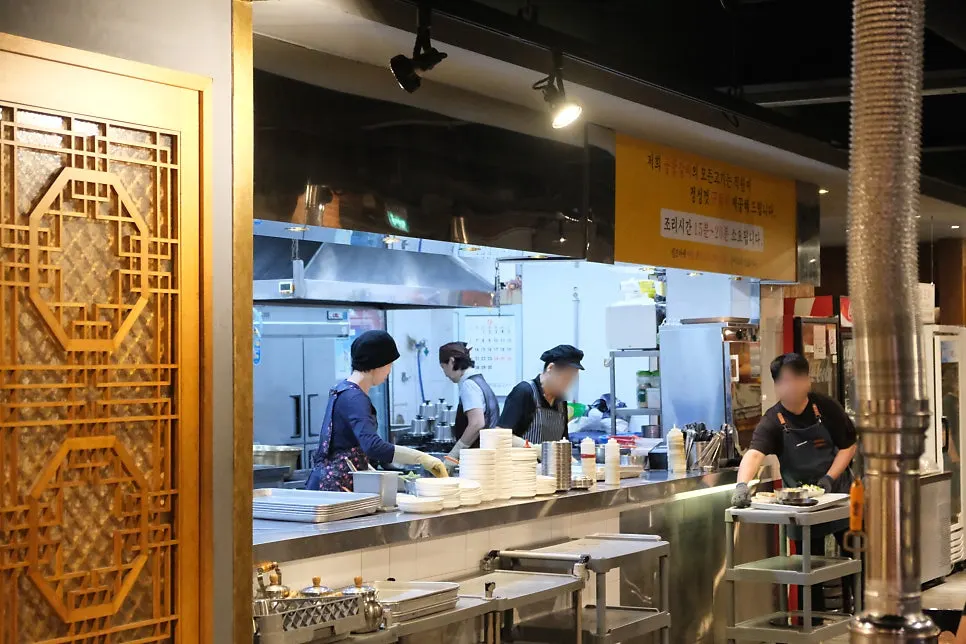 Nearly full dining hall at Gonghang Galbi