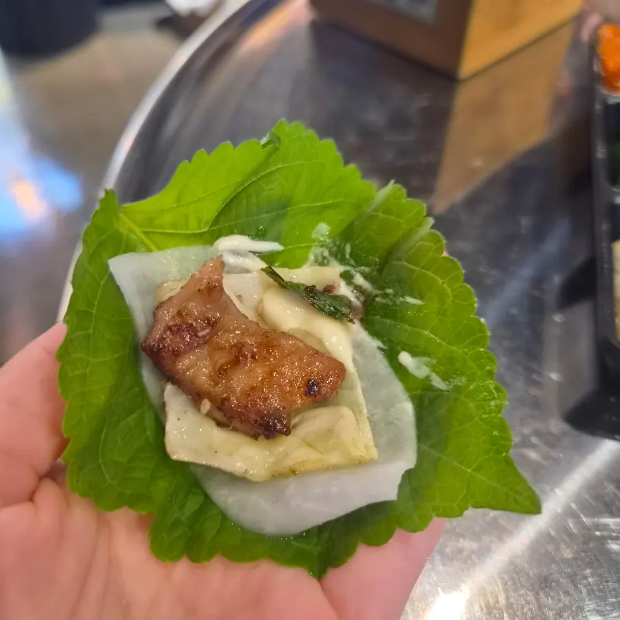 깻잎과 쌈무에 싸 먹는 막창