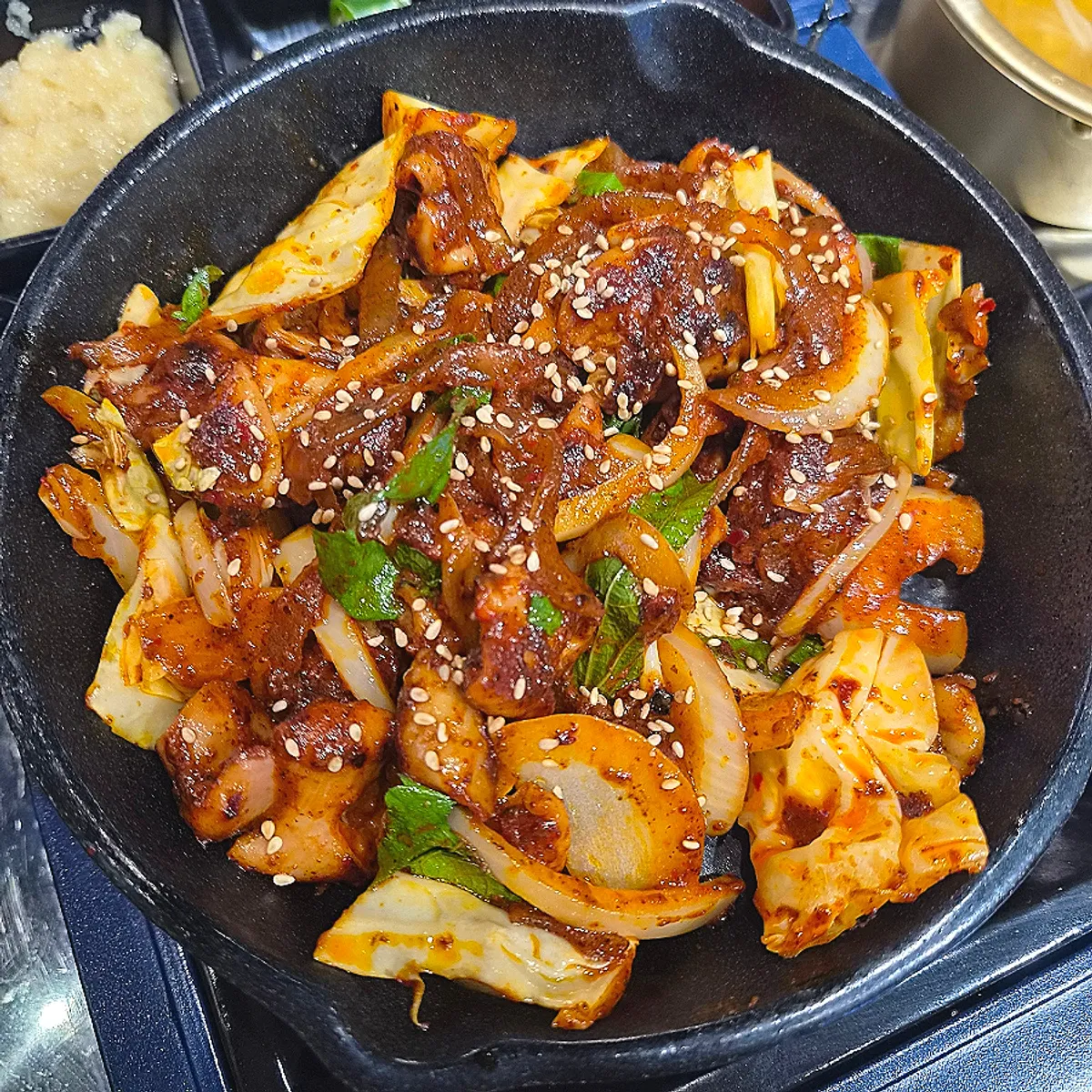 빨간 양념이 입혀진 야채곱창
