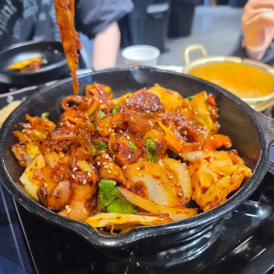 매콤한 야채곱창과 곁들임