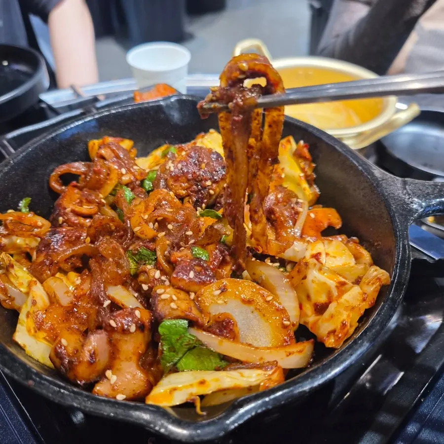 깻잎과 쌈무를 곁들인 야채곱창