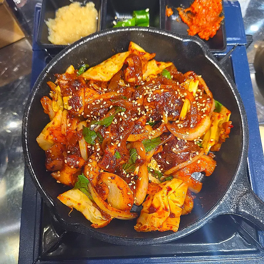 곱창과 아삭한 채소 구성