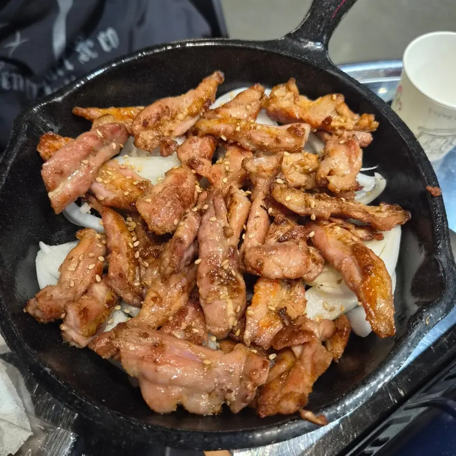 양파를 곁들인 닭목살 소금구이